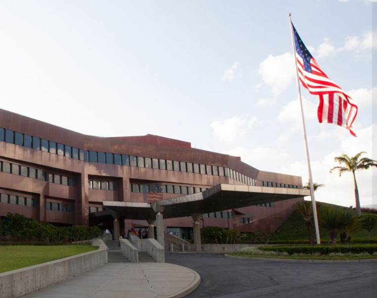 EE.UU. reanuda operaciones en su embajada en Venezuela, tras siete años de cierre