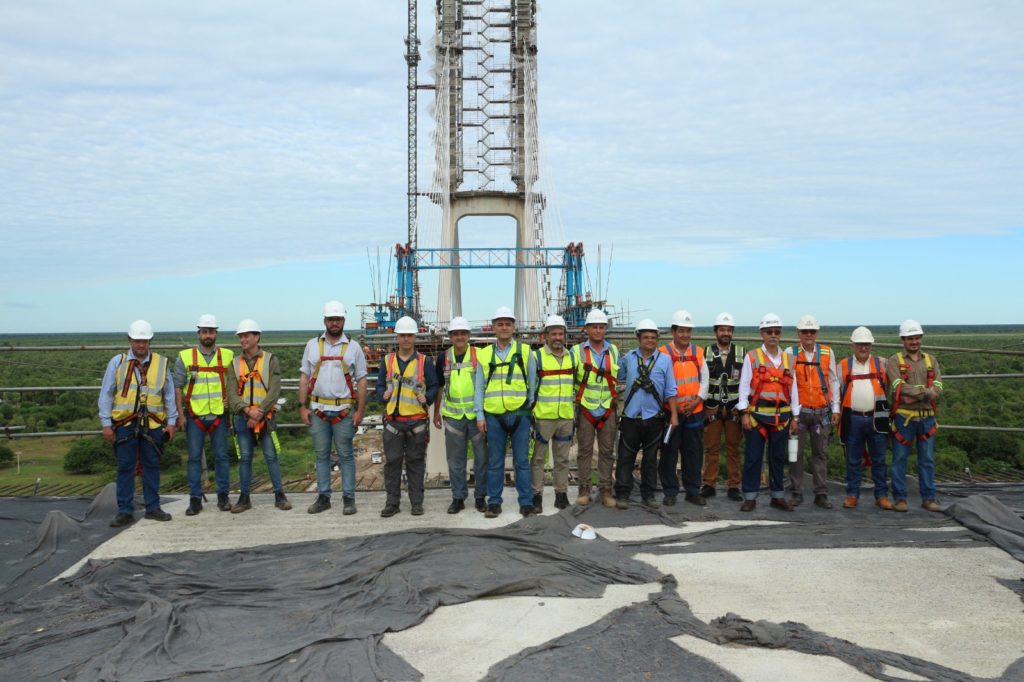 Ingenieros europeos inspeccionan el Puente de la Bioceánica y destacan avance