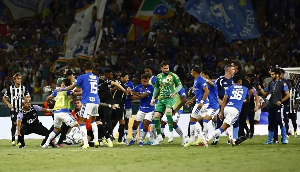 Escándalo en Brasil: batalla campal entre Mineiro y Cruzeiro termina con 23 expulsados