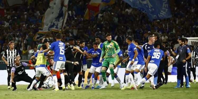 Escándalo en Brasil: batalla campal entre Mineiro y Cruzeiro termina con 23 expulsados