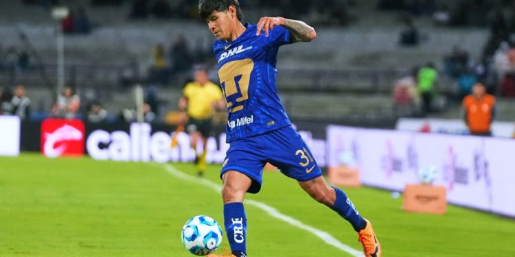 Robert Morales marca, pero falla un gol increíble en la derrota de Pumas