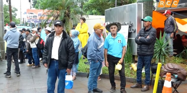 Adultos mayores mantienen «Carpa de la Resistencia» y anuncian posibles bloqueos de rutas tras Semana Santa