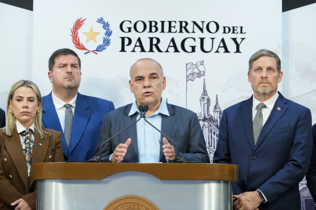 Hernán Rivas pide “permiso” al Senado y reaviva polémica constitucional