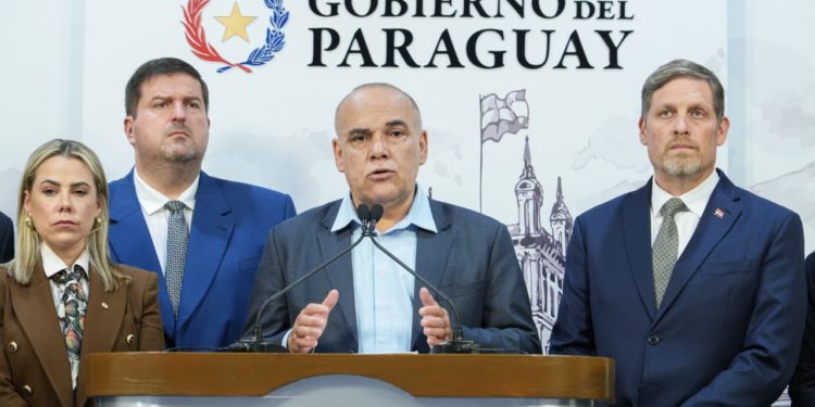 Hernán Rivas pide “permiso” al Senado y reaviva polémica constitucional