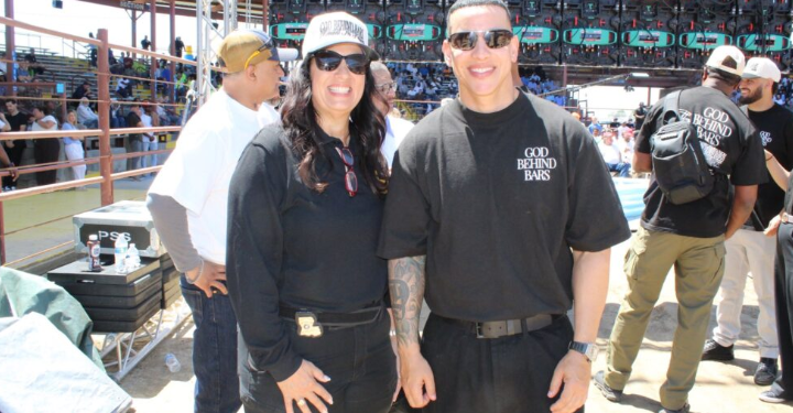 Daddy Yankee lleva mensaje de fe a una de las cárceles más duras de EE. UU.