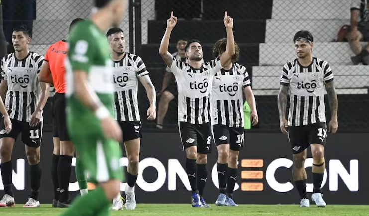 Libertad golpea en el clásico y corta la racha de Olveira