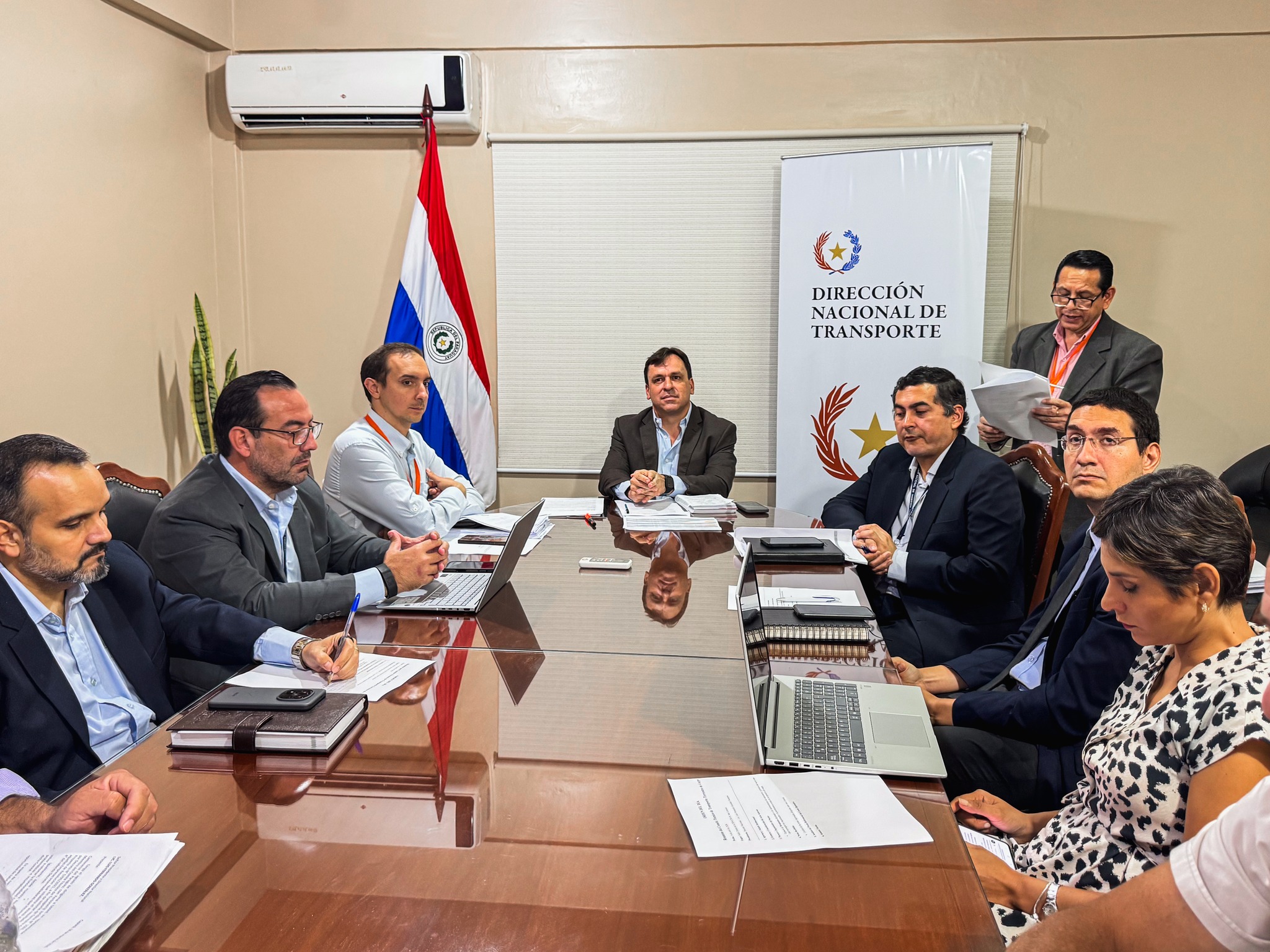 El «lado oscuro» del flete en Paraguay: DINATRAN revela esquema de precarización y apunta a las agroexportadoras El «lado oscuro» del flete en Paraguay: DINATRAN revela esquema de precarización y apunta a las agroexportadoras