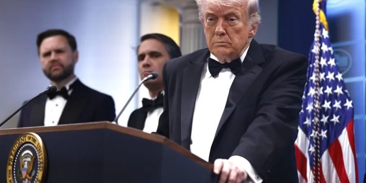 Evacúan a Donald Trump tras intento de ataque armado en cena de corresponsales