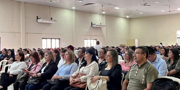 Más de 600 docentes participan en jornada de bienestar integral y actualización educativa en Carapeguá