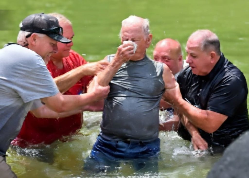 Un hombre de la tercera edad demuestra su fe con este paso importante en su vida Un hombre de la tercera edad demuestra su fe con este paso importante en su vida