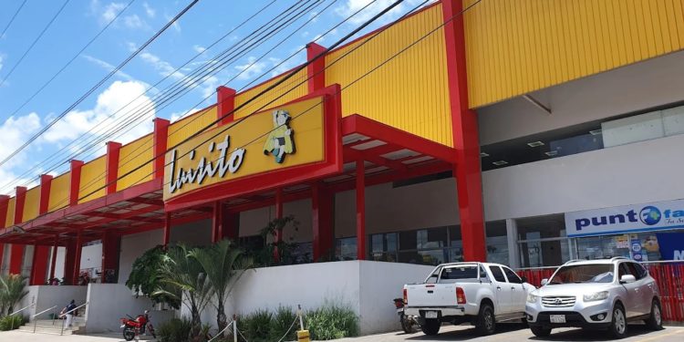 SEDECO interviene y clausura supermercado tras hallar escenario de insalubridad extrema