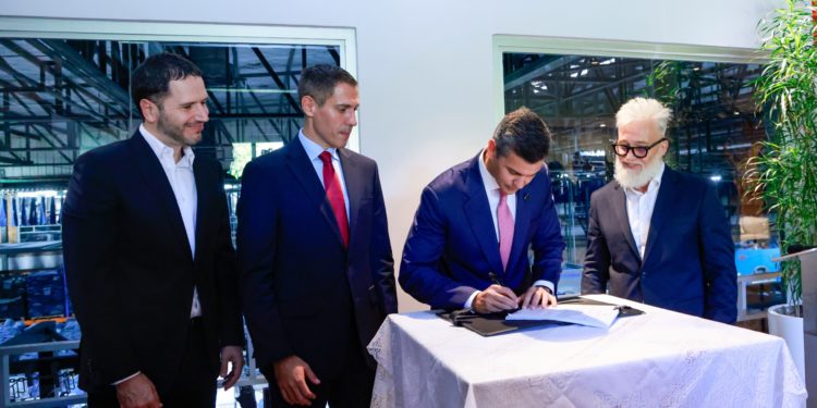 Gobierno reglamenta la nueva ley de Maquila Gobierno reglamenta la nueva ley de Maquila