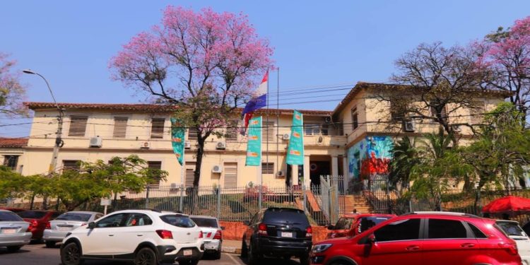 Salud Pública debe más de USD 1.000 millones a farmacéuticas y pone en riesgo provisión y tratamientos críticos