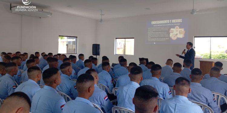 Bienestar financiero, liderazgo y salud integral: ejes de una jornada formativa para policías