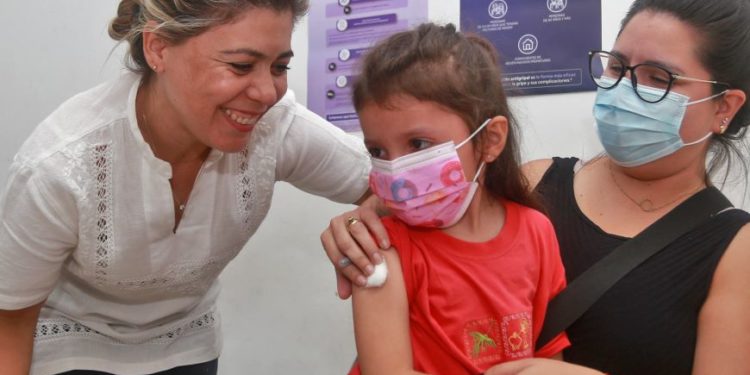 Vacunación contra el sarampión alcanza el 50% de la meta en tres semanas y autoridades refuerzan llamado a padres Vacunación contra el sarampión alcanza el 50% de la meta en tres semanas y autoridades refuerzan llamado a padres