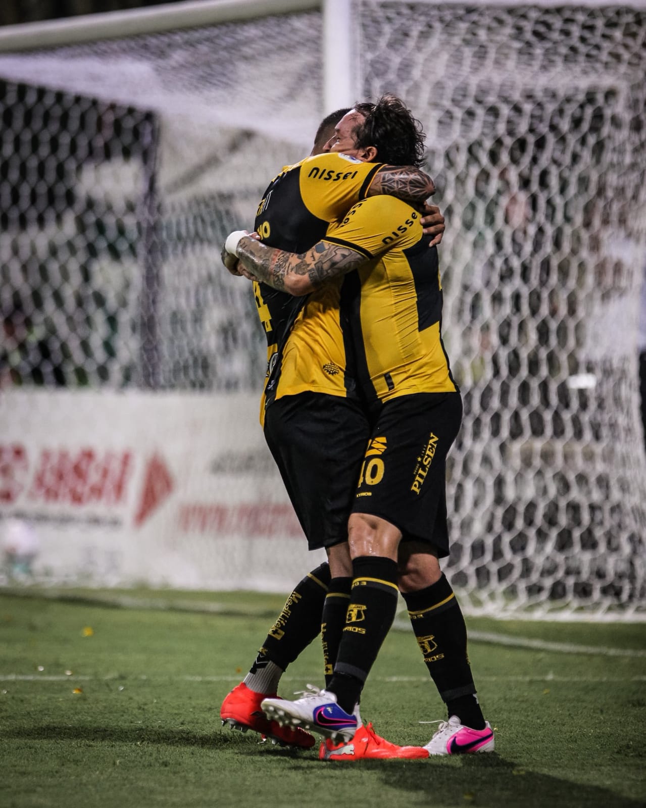 Duelo de realidades opuestas en la Ciudad Universitaria: El «Cacique» busca seguir de racha ante un «Rayadito» urgido