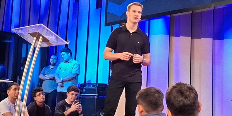 Joshua Duerksen y su mensaje que trasciende la pista