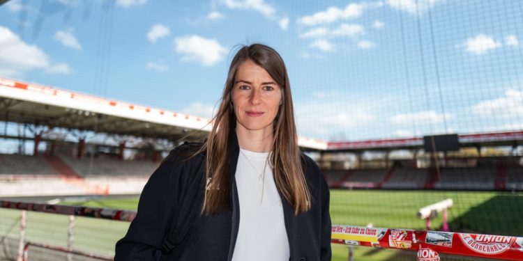 Marie-Louise Eta rompe el techo de cristal: Primera mujer en la historia que asume como entrenadora principal en la Bundesliga.