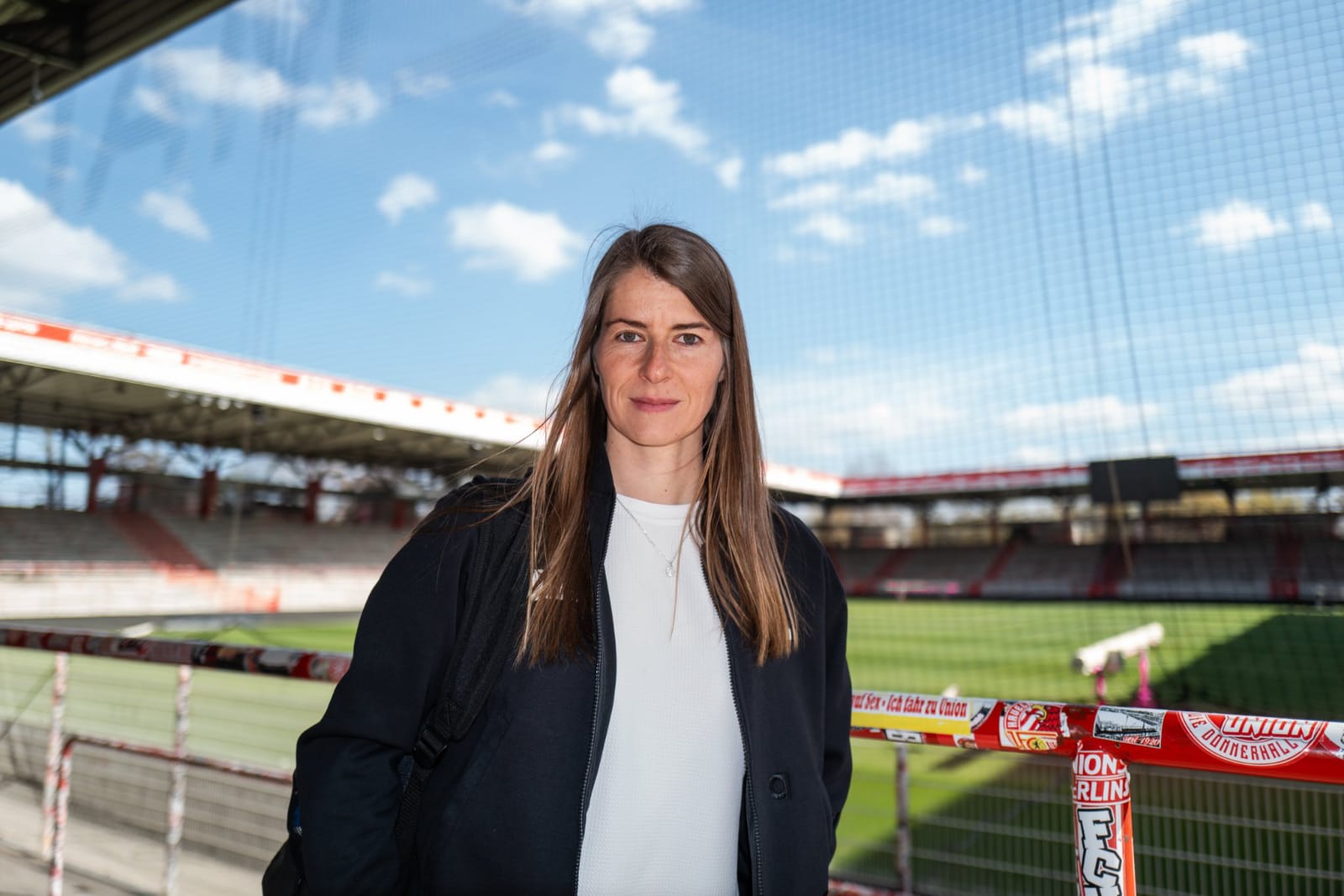Marie-Louise Eta rompe el techo de cristal: Primera mujer en la historia que asume como entrenadora principal en la Bundesliga.