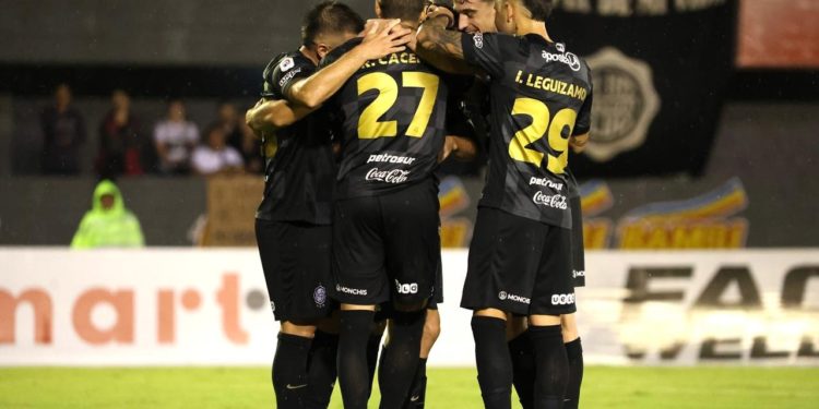 Olimpia manda en el Este y estira la diferencia en la cima antes de su duelo copero