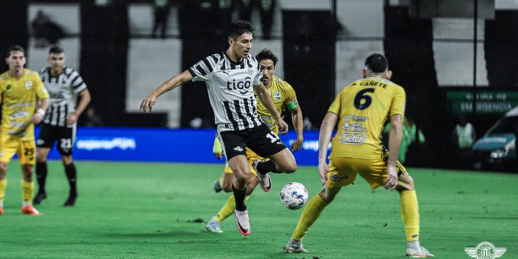 Libertad no levanta cabeza y cede puntos ante Trinidense en una noche de máxima tensión