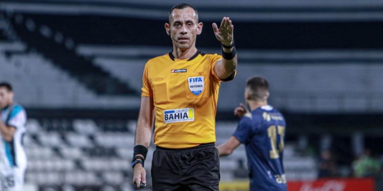 Un mundialista para el superclásico: Juan Gabriel Benítez impartirá justicia en el Defensores