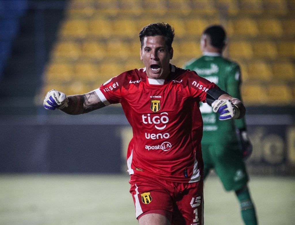 Servio: el guardián goleador que rompe récords con Guaraní