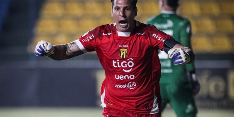 Servio: el guardián goleador que rompe récords con Guaraní