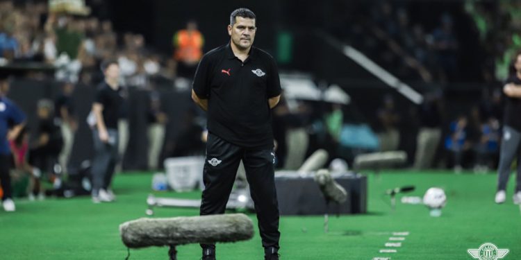 Cambio de mando estratégico en Libertad para el duelo copero