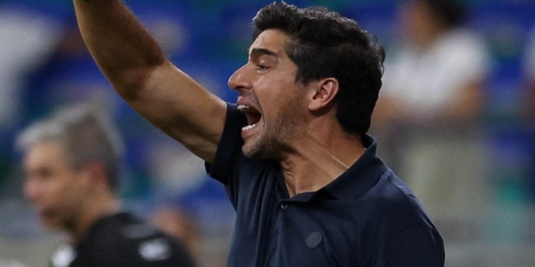 Indignación total de Abel Ferreira por las dimensiones del gramado en La Nueva Olla