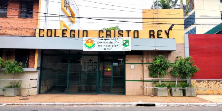 Colegio de Asunción prohíbe a partir de este lunes uso de celulares en aulas Colegio de Asunción prohíbe a partir de este lunes uso de celulares en aulas