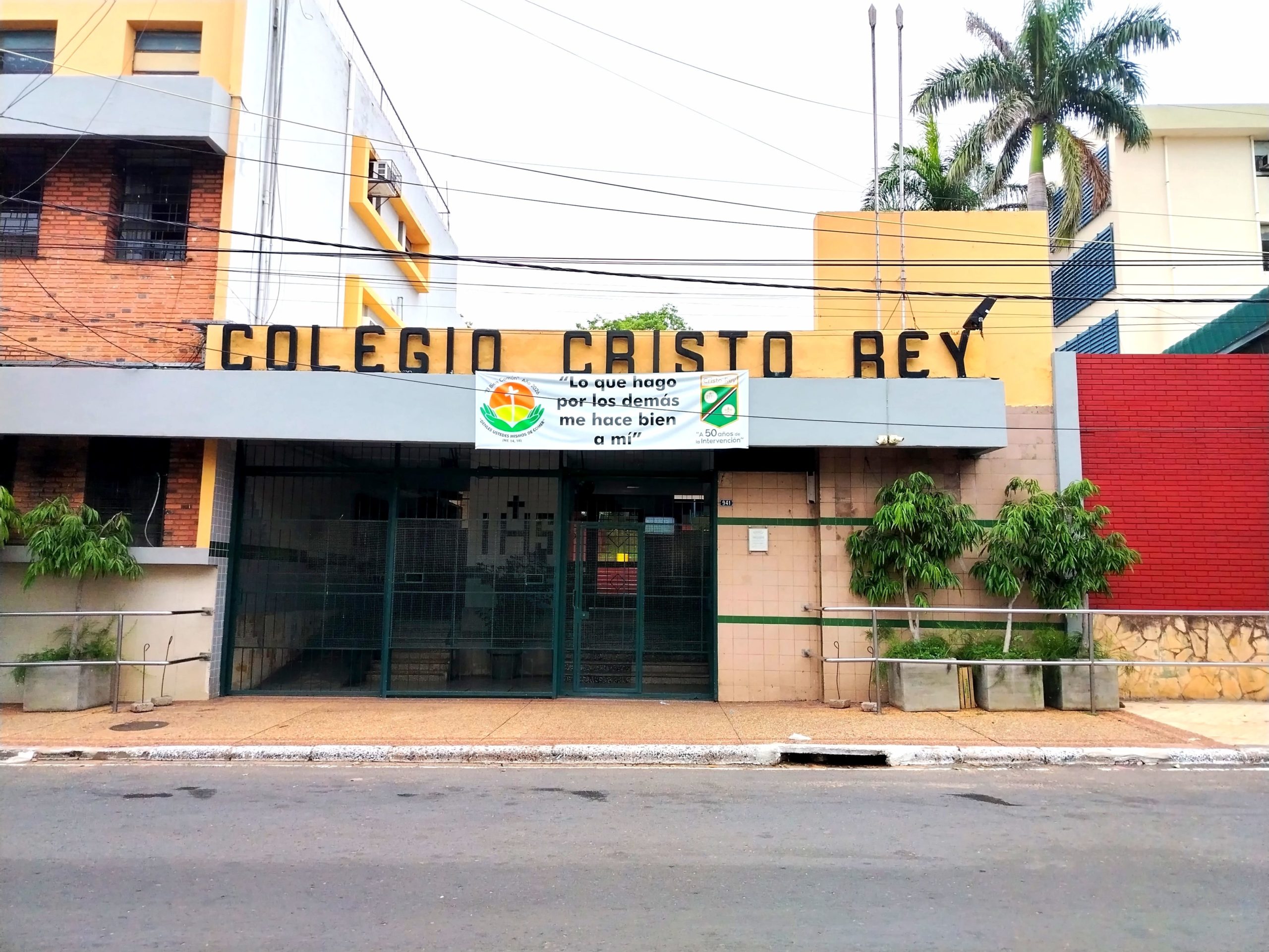 Colegio de Asunción prohíbe a partir de mañana uso de celulares en aulas