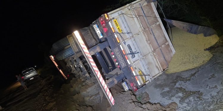 Peligro en la ruta: vuelco de camión en la PY16 deja importante derrame de soja, pero sin heridos