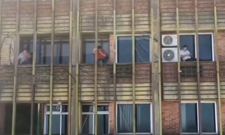 Dramático incendio en el edificio Ahorros Paraguayos: Logran sofocar el fuego pero continúan los rescates