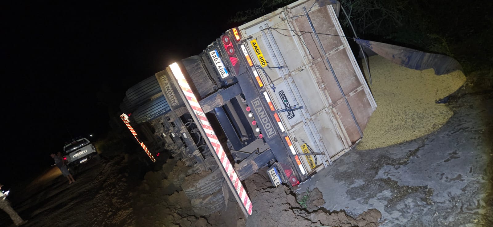 Vuelco de camión granelero en la Ruta 16: Conductor resulta ileso tras ser encandilado