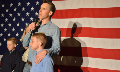Estados Unidos necesita volver a Dios, afirma senador Josh Hawley