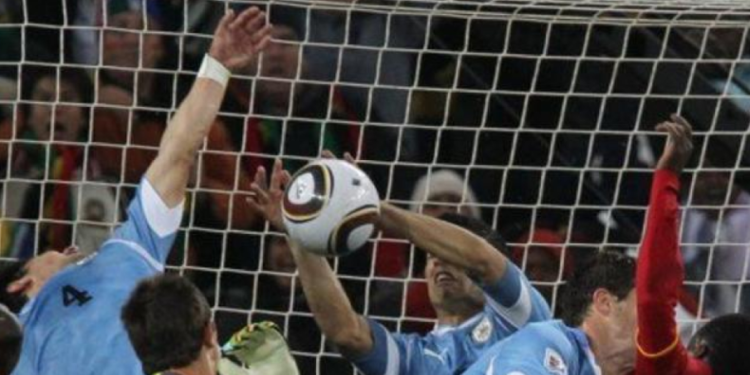 Uruguay y Ghana, otra vez cara a cara, el recuerdo imborrable de la mano de Suárez
