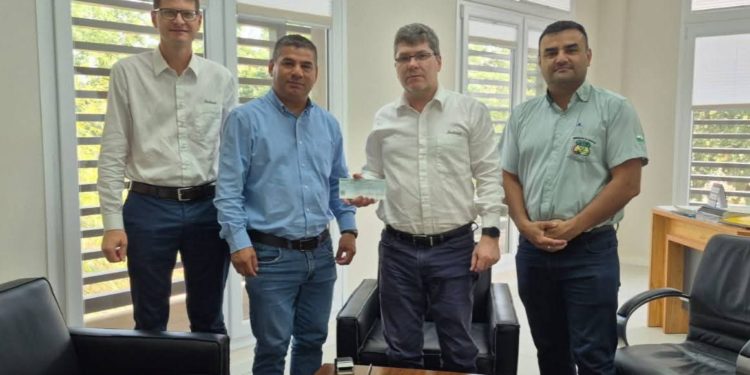 Boquerón entrega recursos a la Asociación Colonia Neuland para obras de infraestructura