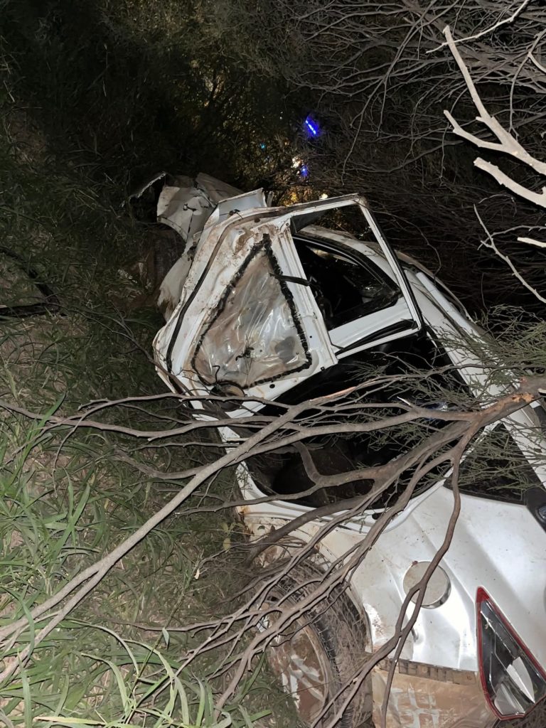 Camioneta volcó a gran velocidad en Filadelfia y terminó entre árboles