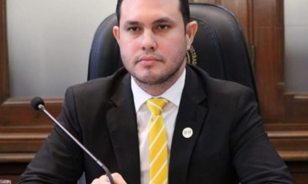 Hernán Rivas claudica: De la protección cartista a la renuncia tras el revés de la Corte