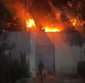 Voraz incendio destruye una recicladora clandestina de aceite de motor en Lambaré