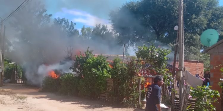 Cortocircuito provoca incendio, sin víctimas que lamentar, en vivienda de la comunidad Cacique Mayeto