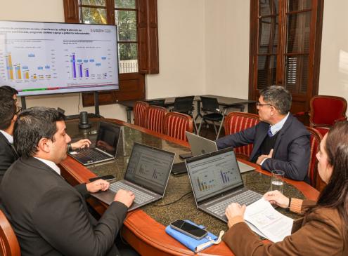 El déficit fiscal anualizado bajó al 2,2% del PIB tras un superávit en abril El déficit fiscal anualizado bajó al 2,2% del PIB tras un superávit en abril