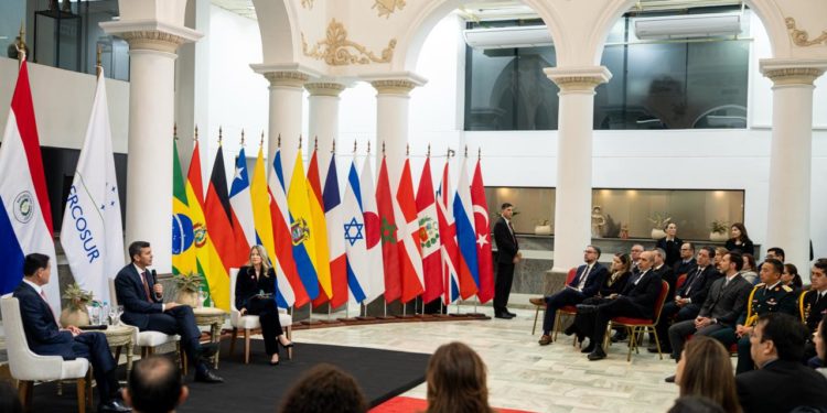 Peña presenta visión de política exterior y destaca el potencial estratégico del Paraguay Peña presenta visión de política exterior y destaca el potencial estratégico del Paraguay