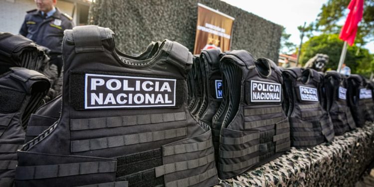 El Gobierno refuerza la seguridad policial con entrega de chalecos tácticos y cámaras forenses