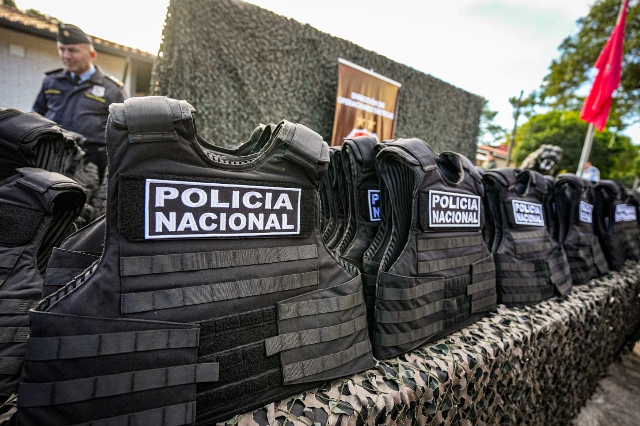El Gobierno refuerza la seguridad policial con entrega de chalecos tácticos y cámaras forenses