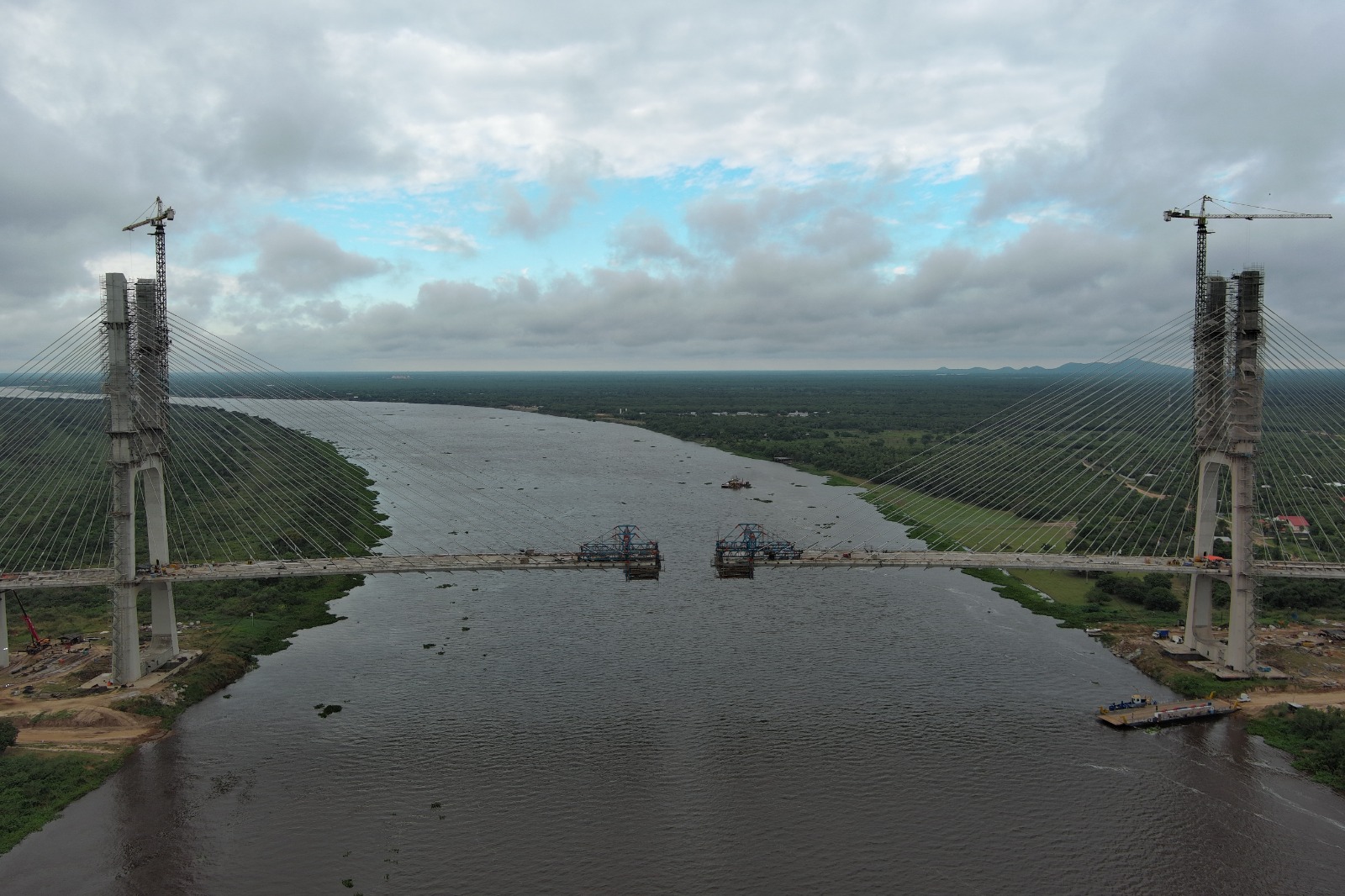 Puente Bioceánico está a solo 21 metros de unir Paraguay y Brasil Puente Bioceánico está a solo 21 metros de unir Paraguay y Brasil