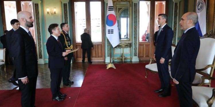 Peña recibe credenciales de nuevos embajadores de Asia y África