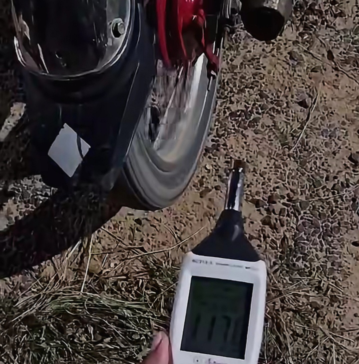 Escape roncador le costó caro: motocicleta fue enviada al corralón en Loma Plata