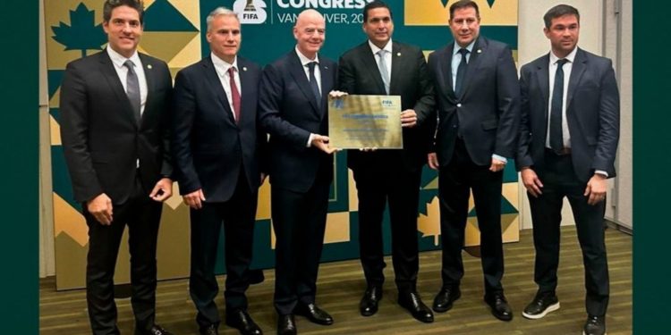 Histórico reconocimiento: La APF recibe el Premio Oro de la FIFA en Vancouver